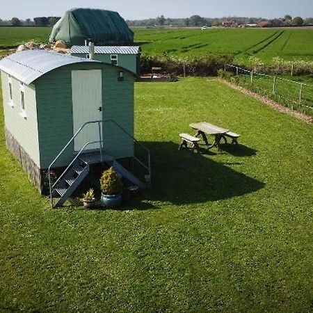 Maple Hut Four Acre Farm Hotel Aylsham Exterior photo