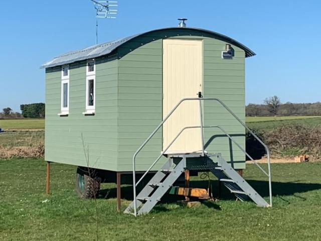 Maple Hut Four Acre Farm Hotel Aylsham Exterior photo