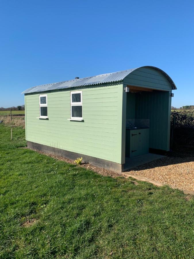Maple Hut Four Acre Farm Hotel Aylsham Exterior photo
