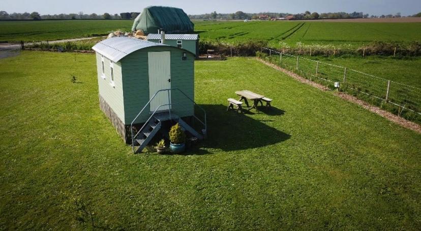 Maple Hut Four Acre Farm Hotel Aylsham Exterior photo